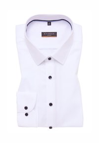 Camicia bianca slim-fit con bottoni neri, colletto classico e una dettagli di colletto interno blu a contrasto. Presenta polsini a bottone e tag.