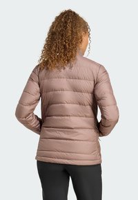 Lekki puchowy kurtka w miękkim mauve z poziomym pikowaniem. Posiada kieszenie na zamek błyskawiczny i wysoki kołnierz. Gładki, wodoodporny materiał.