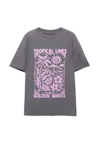 Grå kortærmet t-shirt med et pink tropisk grafiktryk, der viser palmer, sol, bjerge og blomster. Teksten lyder "TROPISCHE LINJER GULDE BØLGER."