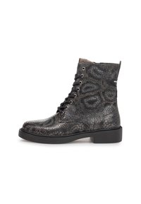 Bottines lacées noires et grises avec un motif de serpentin texturé, bout rond et semelle en caoutchouc plate, dotées d'œillets en métal et d'un détail de logo.