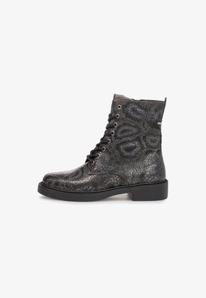 Bottines lacées noires et grises avec un motif de serpentin texturé, bout rond et semelle en caoutchouc plate, dotées d'œillets en métal et d'un détail de logo.