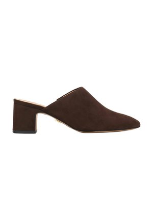 Mules à talons en daim marron avec un bout pointu et un talon bloc. Texture lisse, design à dos ouvert, et style minimaliste. Détail accent doré.