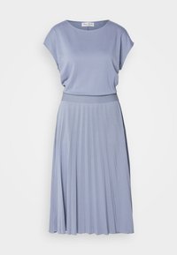 DRESS SHORT SLEEVE ROUND NECK PLISSÈE - Trikotaažkleit - nordic sea