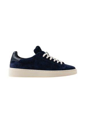 Niskie sneakersy z granatowego zamszu z białymi sznurowadłami, czarną skórzaną zakładką na pięcie i grubą białą gumową podeszwą, widok z boku na białym tle.
