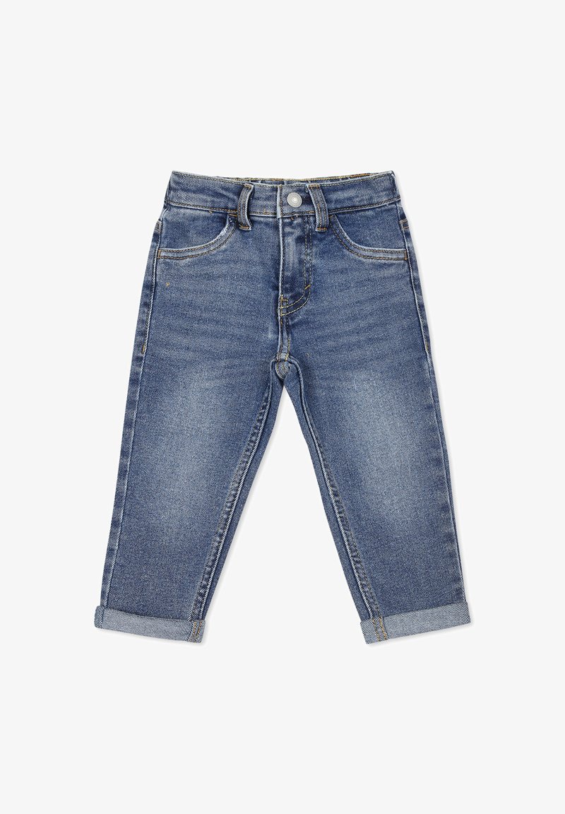 Jeans in denim blu con una vestibilità dritta, dotati di chiusura a bottoni, cinque tasche e orli risvoltati. Leggera sbiaditura e dettagli di cucitura sottili.
