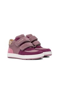 Scarpe Geox in viola e rosa, caratterizzate da materiali scamosciati e sintetici, design alto, doppie chiusure in Velcro e suola in gomma bianca.
