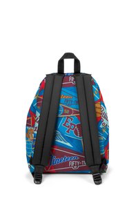 Batoh s barevným vzorem sportovních motivů na modrém pozadí, s černými nastavovacími popruhy a horní rukojetí pro nošení.
