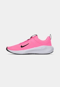 Lys rosa joggesko med svart swoosh-logo, med en strømlinjeformet design, teksturert overdel, og hvit mellomsåle med svart ytre såle.