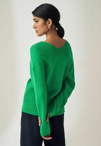 Next V-NECK - Stickad tröja - bright green