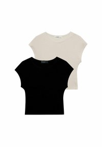 Zestaw dwóch t-shirtów: jeden czarny i jeden beżowy. Oba mają krótkie rękawy, okrągłe dekolty i dopasowany krój. Miękki, elastyczny materiał bawełniany.