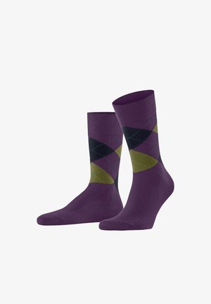 Ein Paar lila Socken mit schwarzen, grünen und dunkelblauen Argyle-Rautenmuster und einem gerippten Bund auf weißem Hintergrund.
