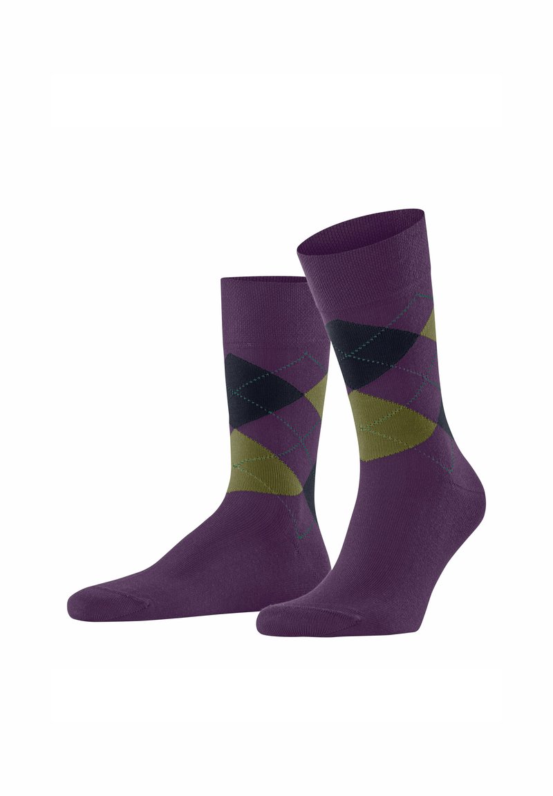 Ein Paar lila Socken mit schwarzen, grünen und dunkelblauen Argyle-Rautenmuster und einem gerippten Bund auf weißem Hintergrund.