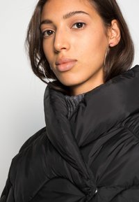 Weekday BRIGHT PUFFER JACKET - Casaco de inverno - black