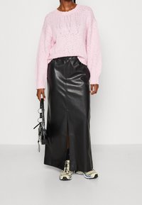 Monki Stickad tröja - pink