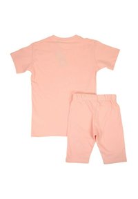 T-shirt en coton rose clair avec col rond et manches courtes, assorti à un short léger avec une taille élastique.