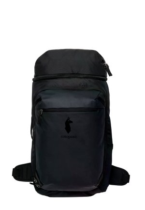 Mochila negra Cotopaxi con bolsillo frontal con cremallera, correas acolchadas para la cintura y logo de llama en el panel frontal.