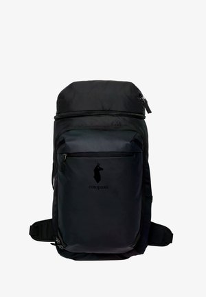Rucsac negru Cotopaxi cu buzunar frontal cu fermoar, bretele căptușite pentru talie și logo cu llama pe panoul frontal.