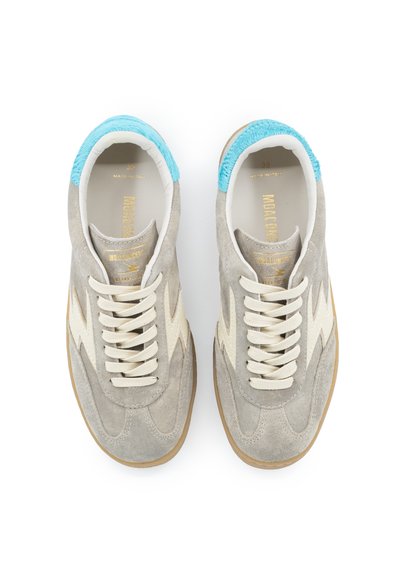 Paire de baskets en daim gris avec motif d'éclair blanc, lacets blancs, patchs bleus clairs au talon et semelles en caoutchouc gomme, vue de dessus.