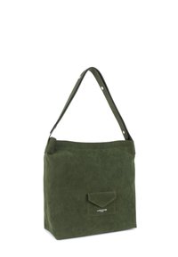 Sac à bandoulière en daim vert avec une sangle plate, un grand corps et une poche à rabat avant arborant un logo. Texture lisse et design minimaliste.