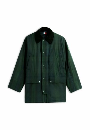 Chaqueta de cuadros verde oscuro con cuello de piel negro, botones de presión frontales, dos bolsillos en el pecho y dos bolsillos con solapa en la cintura.