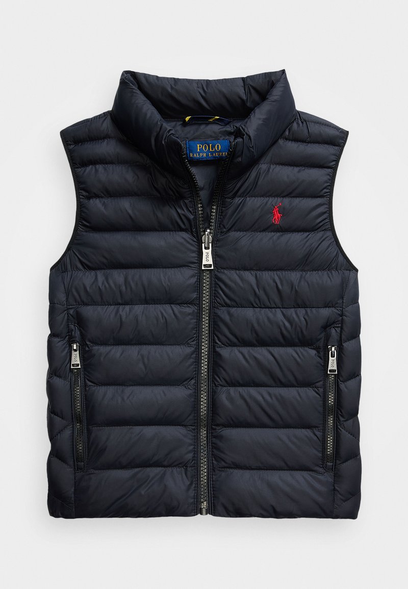 Marinblå puffer-väst med hög krage, dragkedja fram, två sidofickor, horisontellt quiltat mönster och broderad logotyp på vänster bröst.