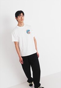 Levi's® VINTAGE FIT GRAPHIC - Print T-shirt - white