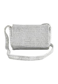Sølvmetallic crossbody taske med en tekstureret overflade, rektangulær form og en lang justerbar skulderrem. Minimalistisk design uden synligt hardware.