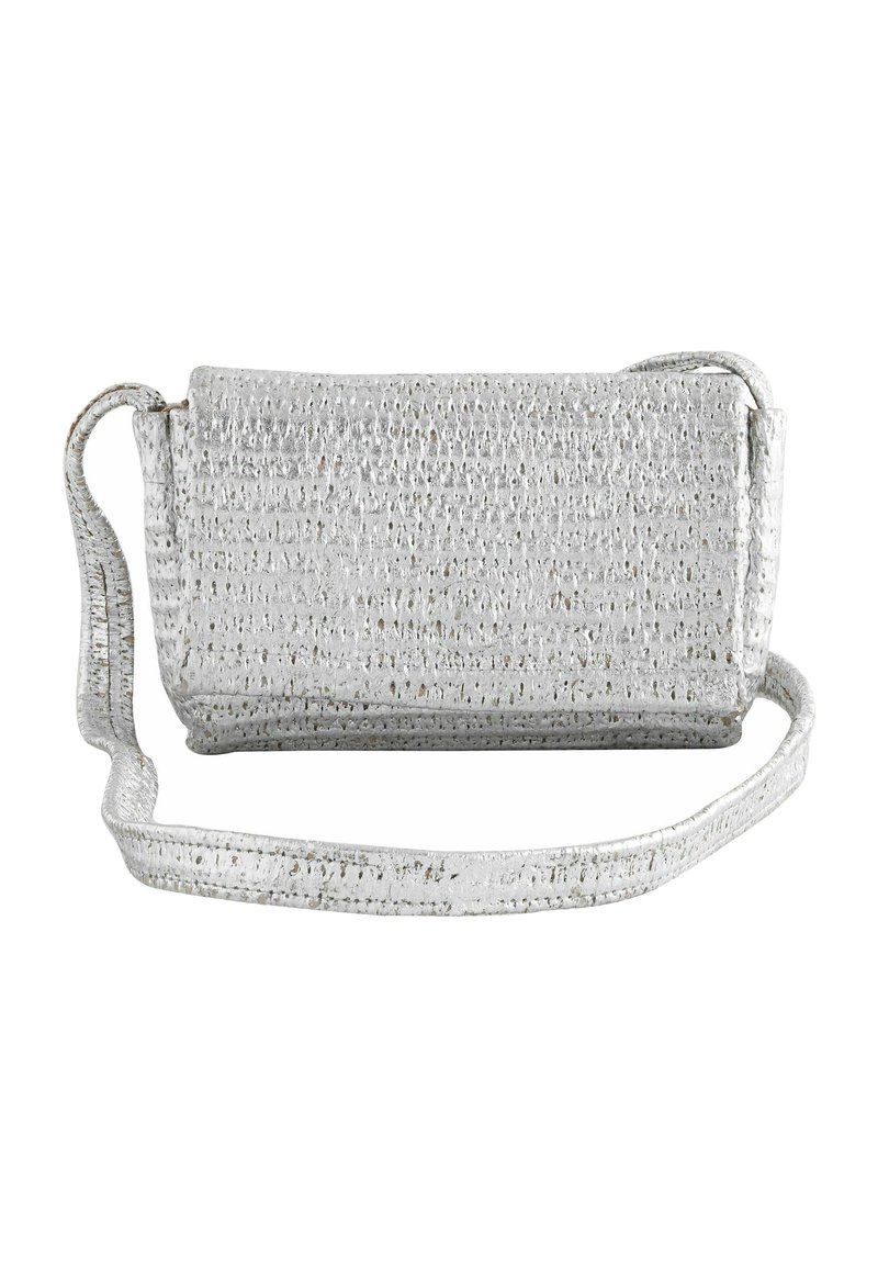 Sølvmetallic crossbody taske med en tekstureret overflade, rektangulær form og en lang justerbar skulderrem. Minimalistisk design uden synligt hardware.