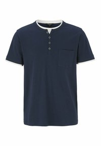 Mörkblå t-shirt med kort ärm i bomull, med Henley-krage, två knappar, vit kant på kragen och ärmarna, samt en bröstficka.