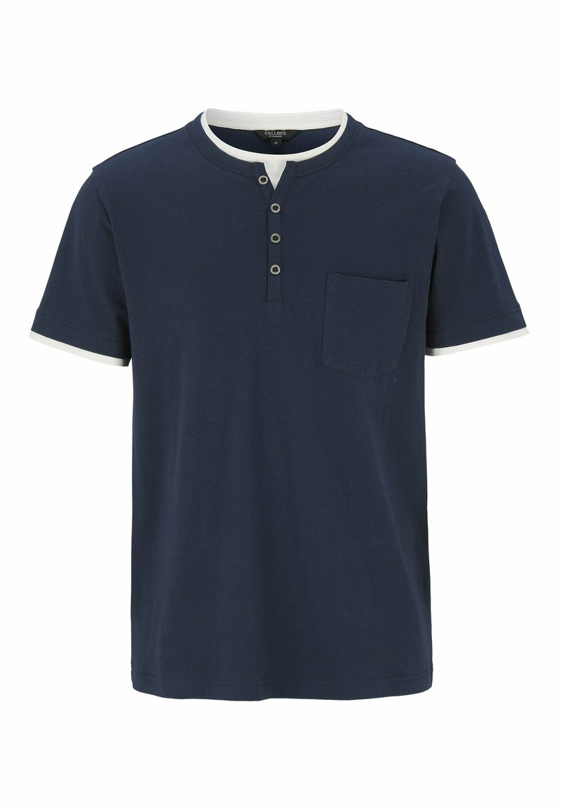 Mörkblå t-shirt med kort ärm i bomull, med Henley-krage, två knappar, vit kant på kragen och ärmarna, samt en bröstficka.