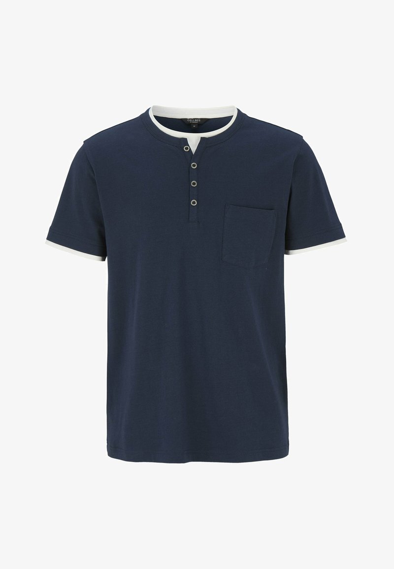 Mörkblå t-shirt med kort ärm i bomull, med Henley-krage, två knappar, vit kant på kragen och ärmarna, samt en bröstficka.