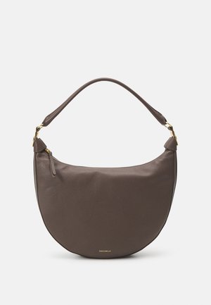 Sac à main demi-lune en cuir marron avec une bandoulière unique, des ferrures dorées, une fermeture éclair et un petit logo de marque au centre avant.