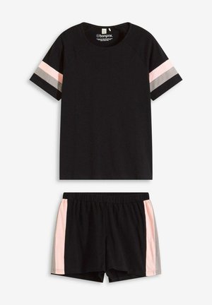 T-shirt noire à manches raglan avec des rayures roses et grises. Associé à un short noir avec des accents latéraux roses et gris. Matériau en coton.