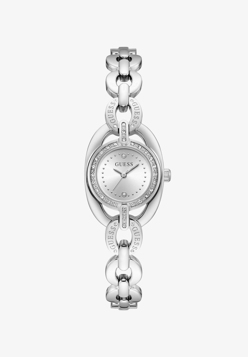Ασημένιο ρολόι Guess με στρογγυλό καντράν, κρύσταλλα γύρω από το καντράν και αλυσίδα, με λογότυπα Guess χαραγμένα στους κρίκους του λουριού.
