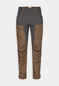 Heren outdoorbroeken in tweekleurig bruin en donkergrijs, met een frontknop, riemlussen en grote klepzakken op de dijen.
