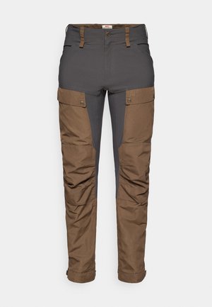 Heren outdoorbroeken in tweekleurig bruin en donkergrijs, met een frontknop, riemlussen en grote klepzakken op de dijen.