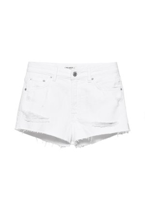 Weiße Jeansshorts mit ausgefransten Säumen, verwaschenen Details, vorderem Knopf, Reißverschluss, Gürtelschlaufen und Fünf-Taschen-Design.