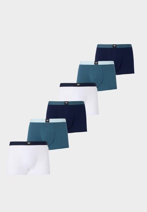 Șase perechi de chiloți tip boxer pentru bărbați în culorile alb, verde-albastru și bleumarin, aranjate în diagonală pe un fundal gri deschis.