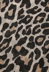 Leopardprintet stof med iøjnefaldende sorte pletter på en beige baggrund, med en blød, glat tekstur og flydende design.