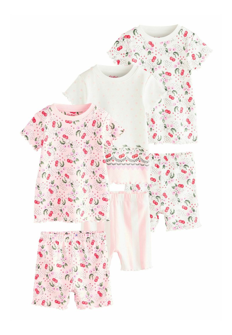 Set mit Kinderpyjamas, bestehend aus kurzärmeligen Oberteilen und passenden Shorts. Die Farben umfassen Pink, Weiß und Muster mit Kirschen und Blumen.