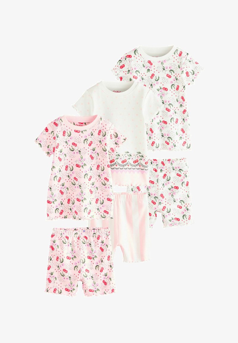 Trois ensembles de hauts à manches courtes et shorts pour enfants avec des motifs de cerises et de fleurs en rose et blanc.