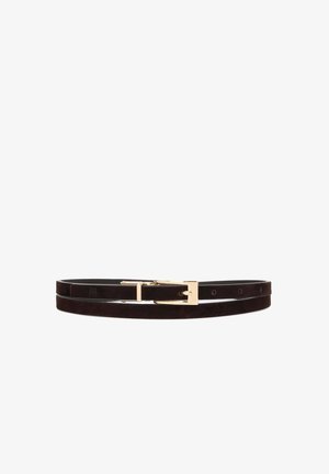 Mustast nahast vöö kuldse ristkülikukujulise pandlaga ja mitme reguleerimiskohana, näidatud keerutatult valgel taustal.