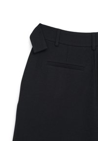 Schwarze Hose mit glatter Textur, ausgestattet mit einem flachen Taillenbund, Gürtelschlaufen und einer einzelnen Gesäßtasche mit Nahtdetail.