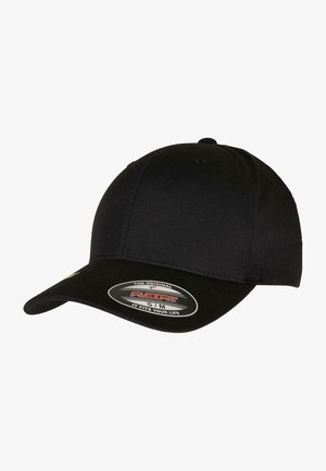 Svart baseballcap laget av stoff, med buet skjerm, glatt tekstur og et Flexfit-merke på undersiden av skjermen.