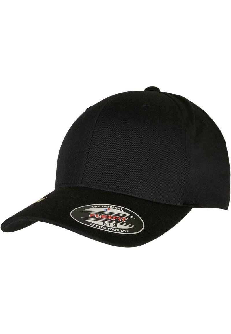 Schwarze Baseballmütze aus Stoff mit einem gebogenen Schirm, glatter Textur und einem Flexfit-Label auf der Unterseite des Schirms.