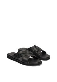 Sandalele negre din piele cu talpă plată au curele încrucișate și o talpă interioară texturată. Designul este minimalist și modern.