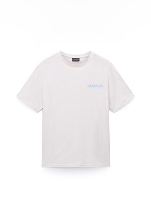 T-shirt blanc à manches courtes en tissu doux. Présente un logo "NAPAPIJRI" bleu clair subtil sur le côté gauche de la poitrine.