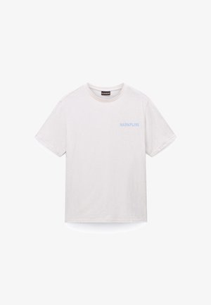 Camiseta blanca de manga corta confeccionada en tejido suave. Presenta un sutil logo "NAPAPIJRI" en azul claro en la zona del pecho izquierdo.