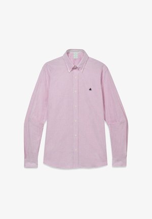 Męska koszula na długi rękaw z guzikami, z cienkimi różowo-białymi pionowymi paskami oraz małym, czarnym haftowanym logo na piersi.