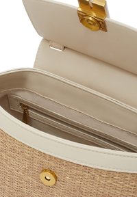 Borsa a tracolla beige intrecciata con finiture in pelle crema liscia. Presenta una chiusura a scatto dorata e una tasca interna con zip.
